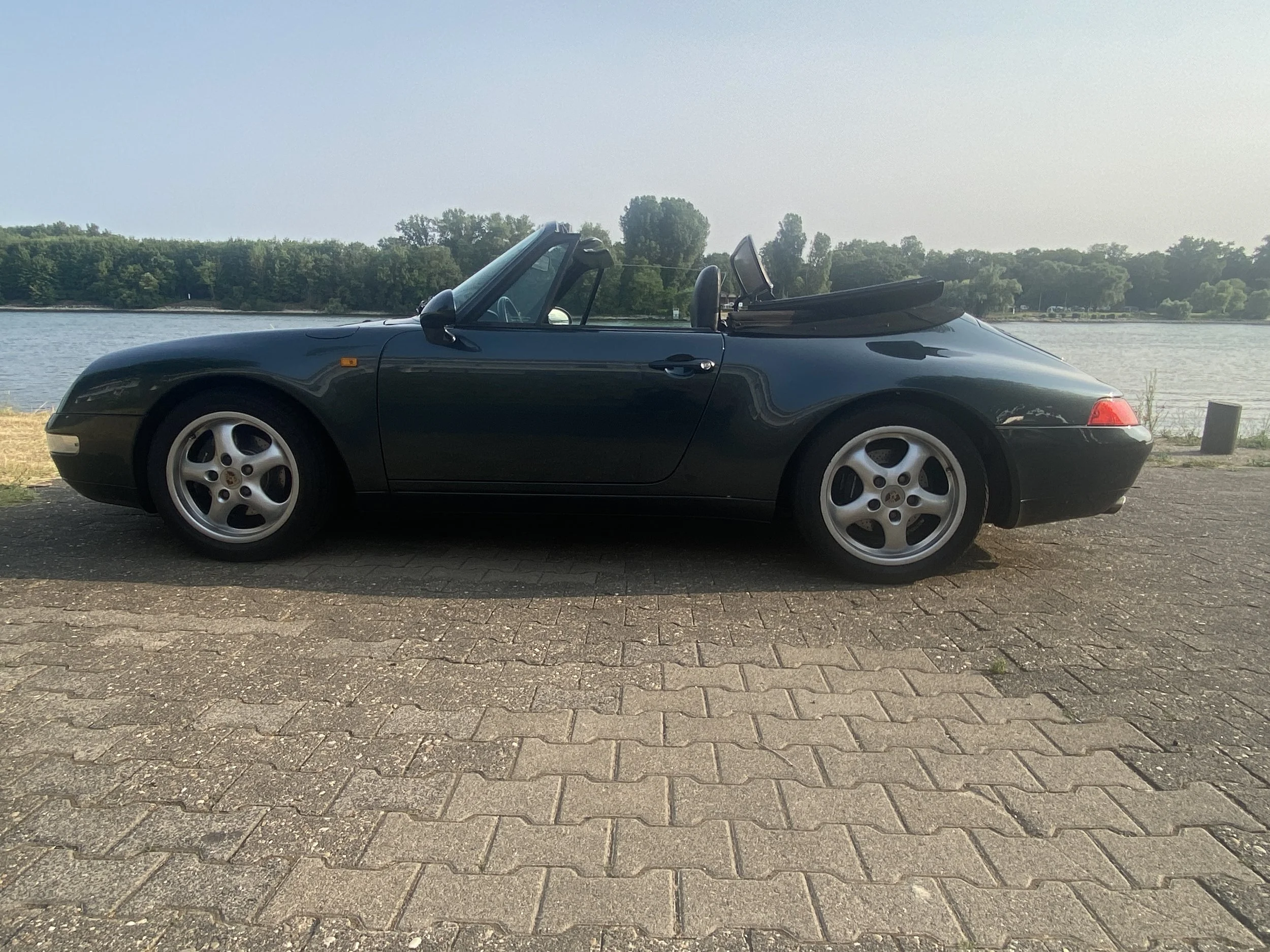 993 Cabrio Aventuragrün.jpg
