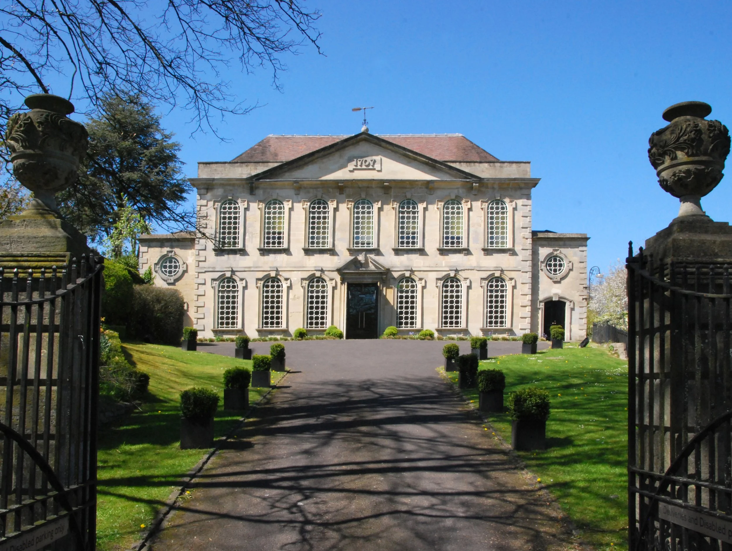  ROOK LANE CHAPEL 
Built in 1707 at the top of Bath Street, this chapel is now partly used as an exhibition and lecture area.
