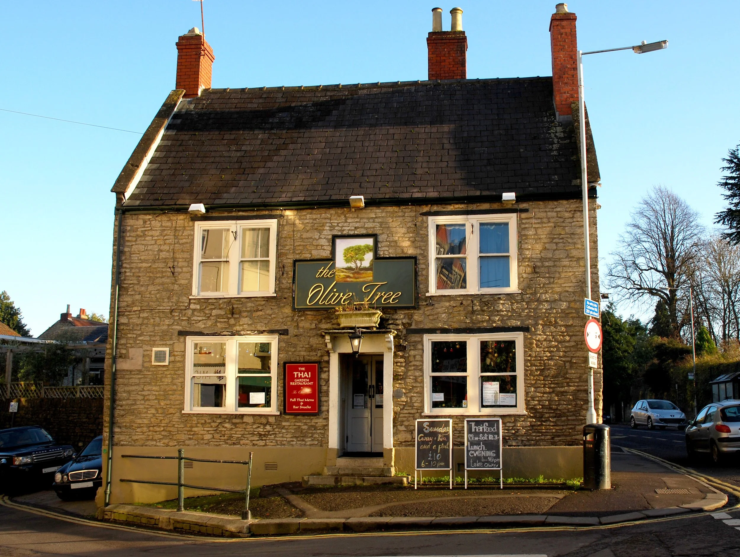  THE OLIVE TREE -  
Formerly The Ship dated 1633, the Olive Tree became The Artisan on the corner of Catherine Street and Christchurch Street West, but once again it has changed back to The Ship. Landlords:
Chapman, Edgill, Butler, Stokes, Hiscocks, 
