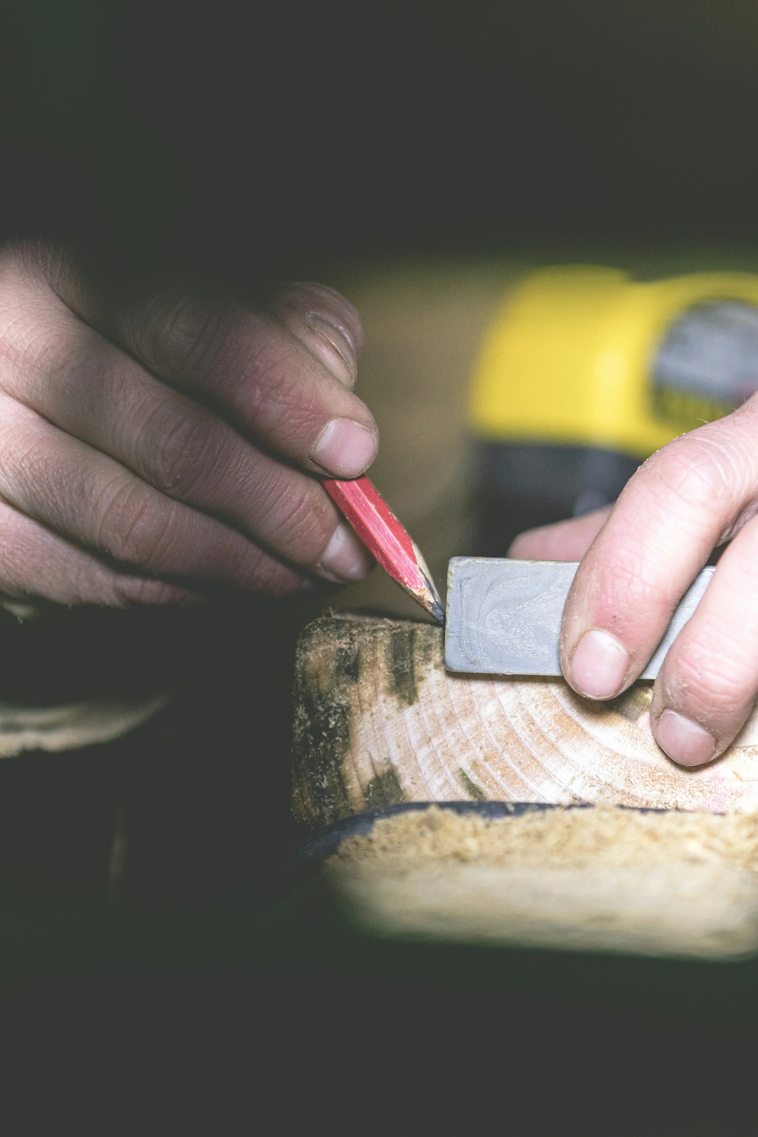 Oranssi carpenter using bench saw