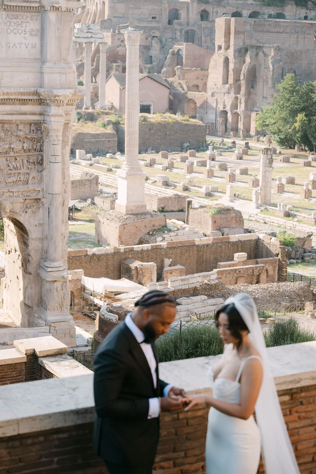 sarapaolucci-bride-and-groom-ring-exchange-in-front-of-foro-romano.jpg