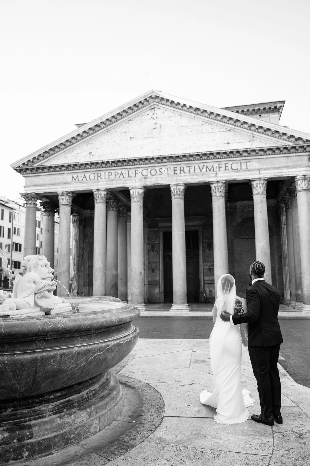 sarapaolucci-bride-and-groom-looking-at-pantheon-rome.jpg