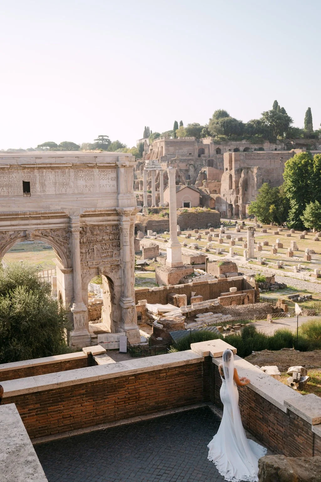 sarapaolucci-bride-portrait-in-front-of-foro-romano.jpg