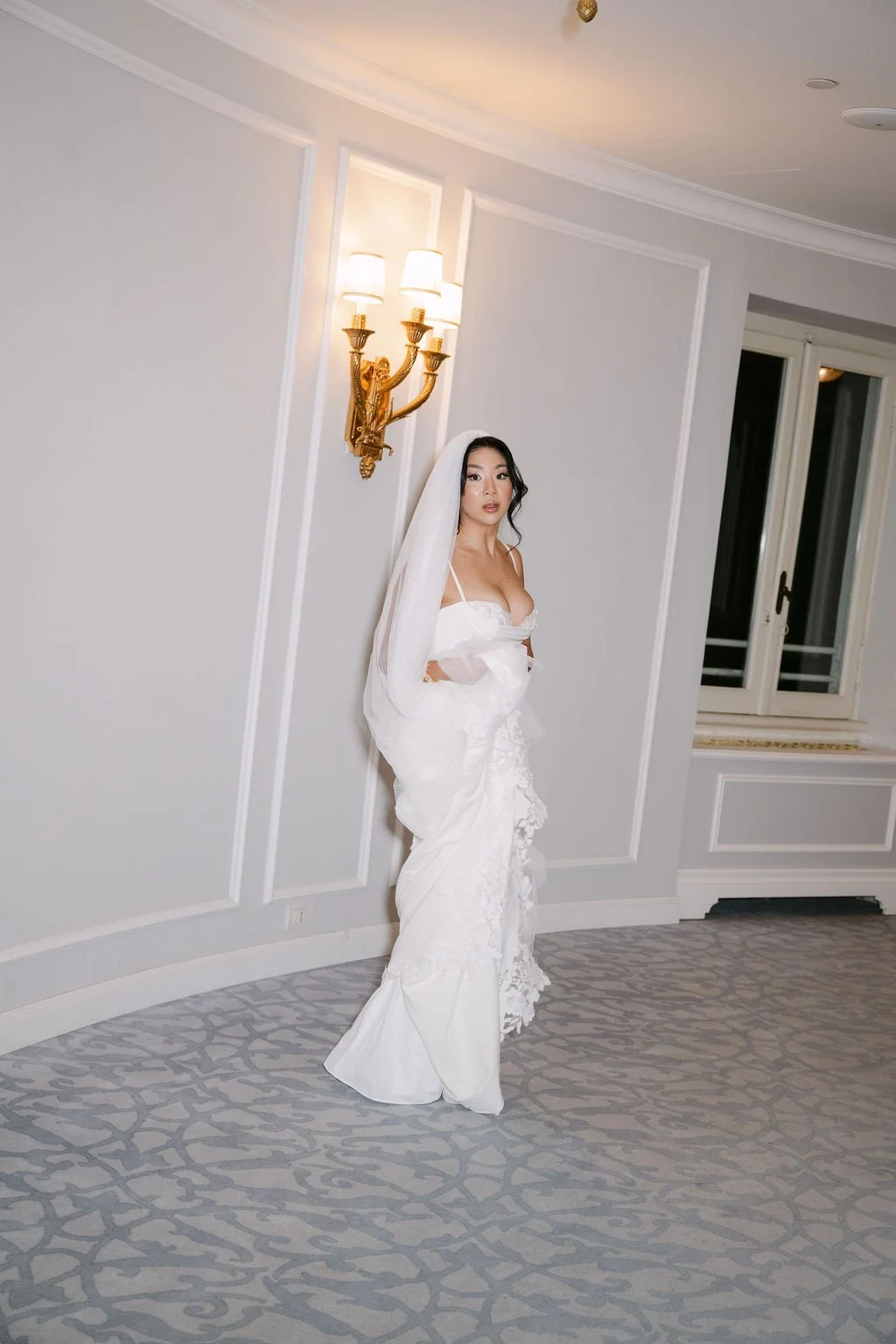 sarapaolucci-bride-walking.jpg
