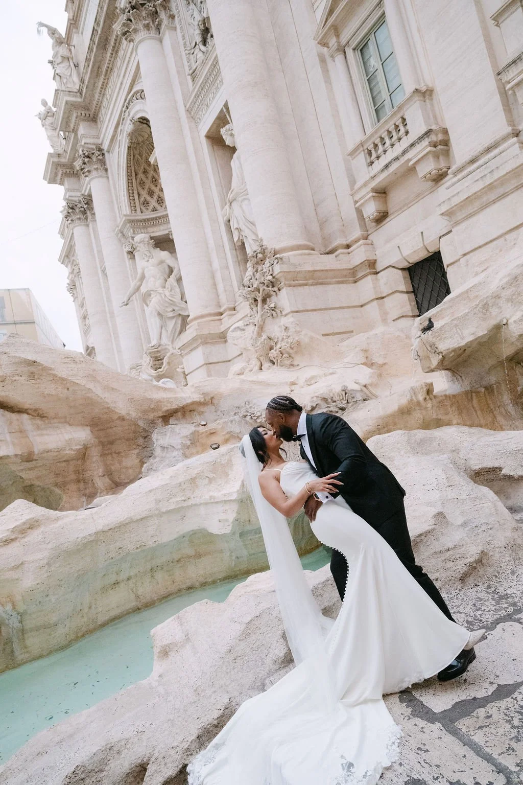 sarapaolucci-bride-and-groom-kissing-at-trevi-fountain-rome.jpg