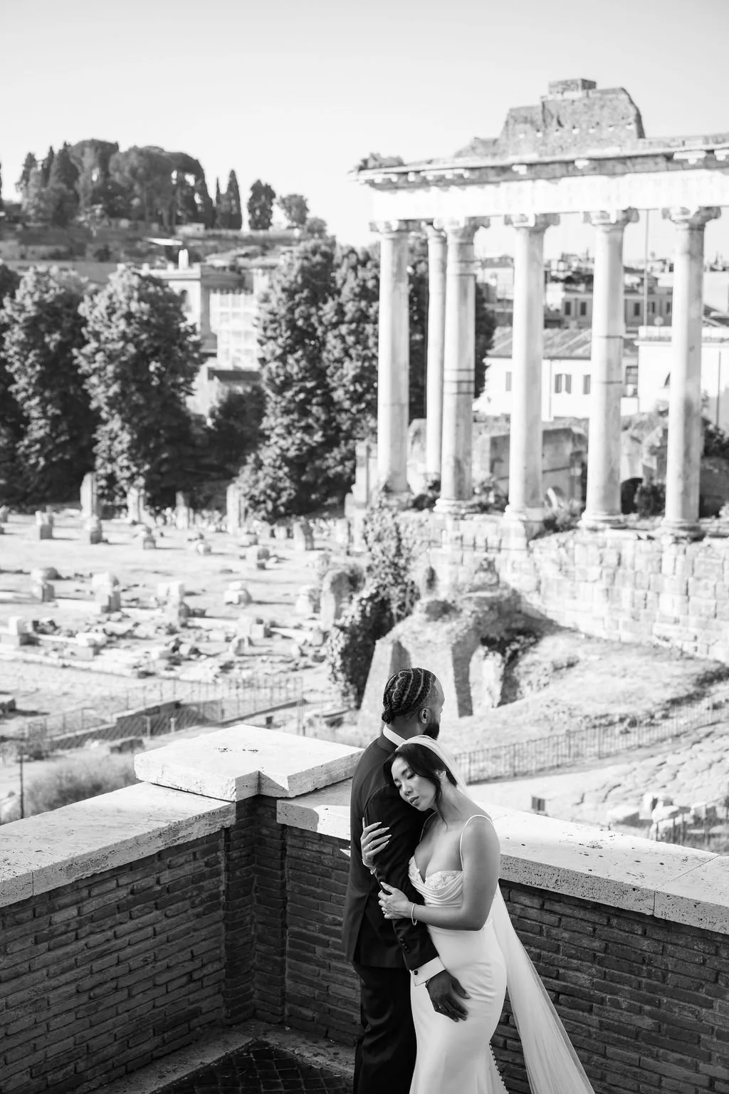 sarapaolucci-bride-and-groom-holding-each-other-in-front-of-foro-romano.jpg