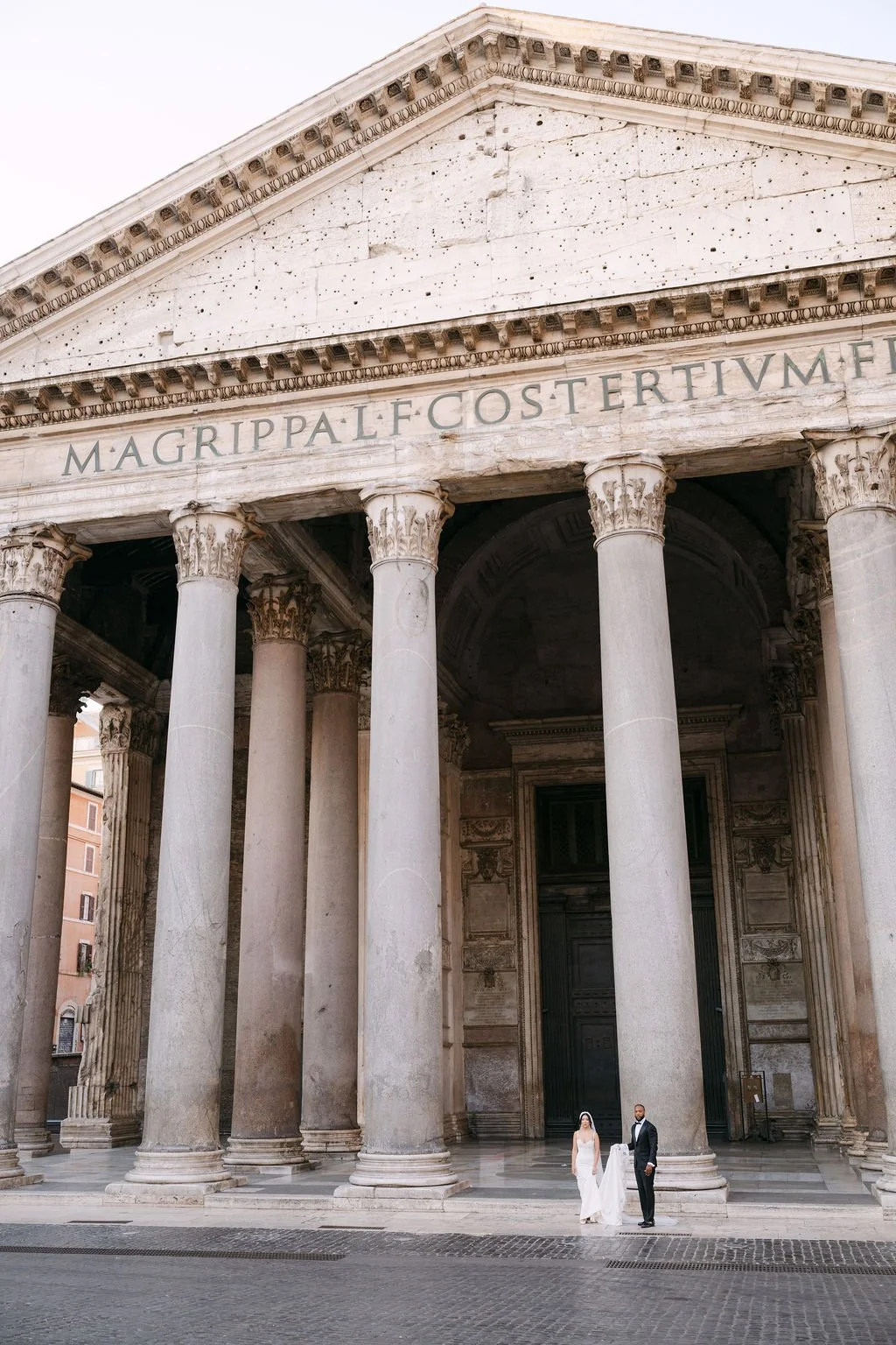 sarapaolucci-bride-and-groom-portrait-at-Pantheon-Rome.jpg