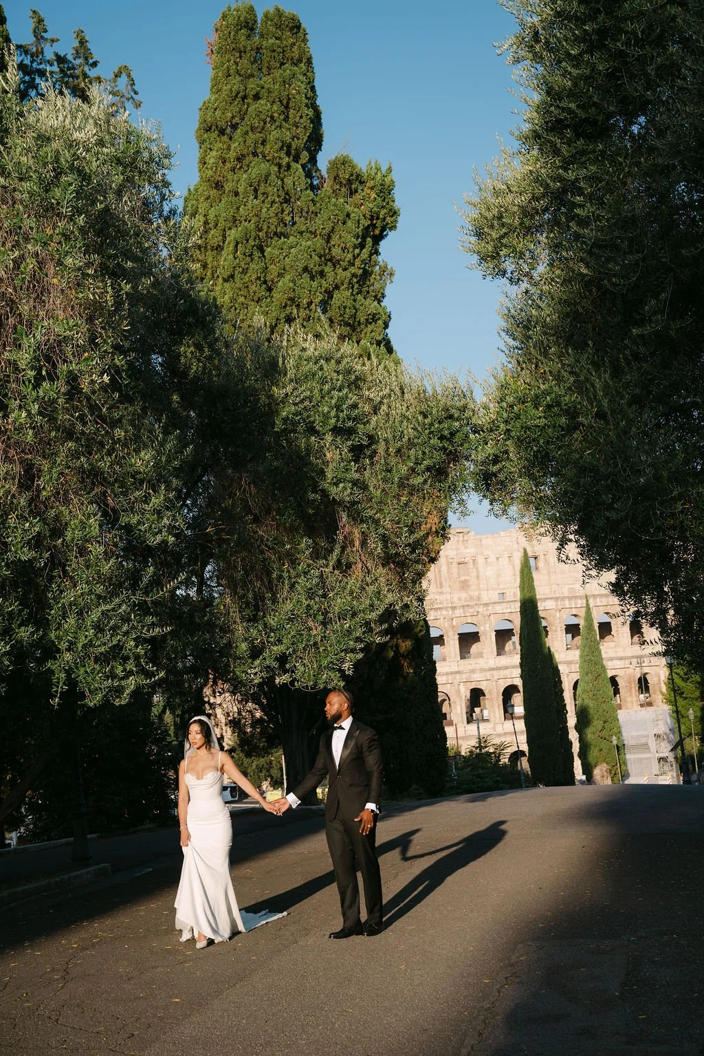 sarapaolucci-bride-and-groom-waking-with-colosseum-of-the-background.jpg