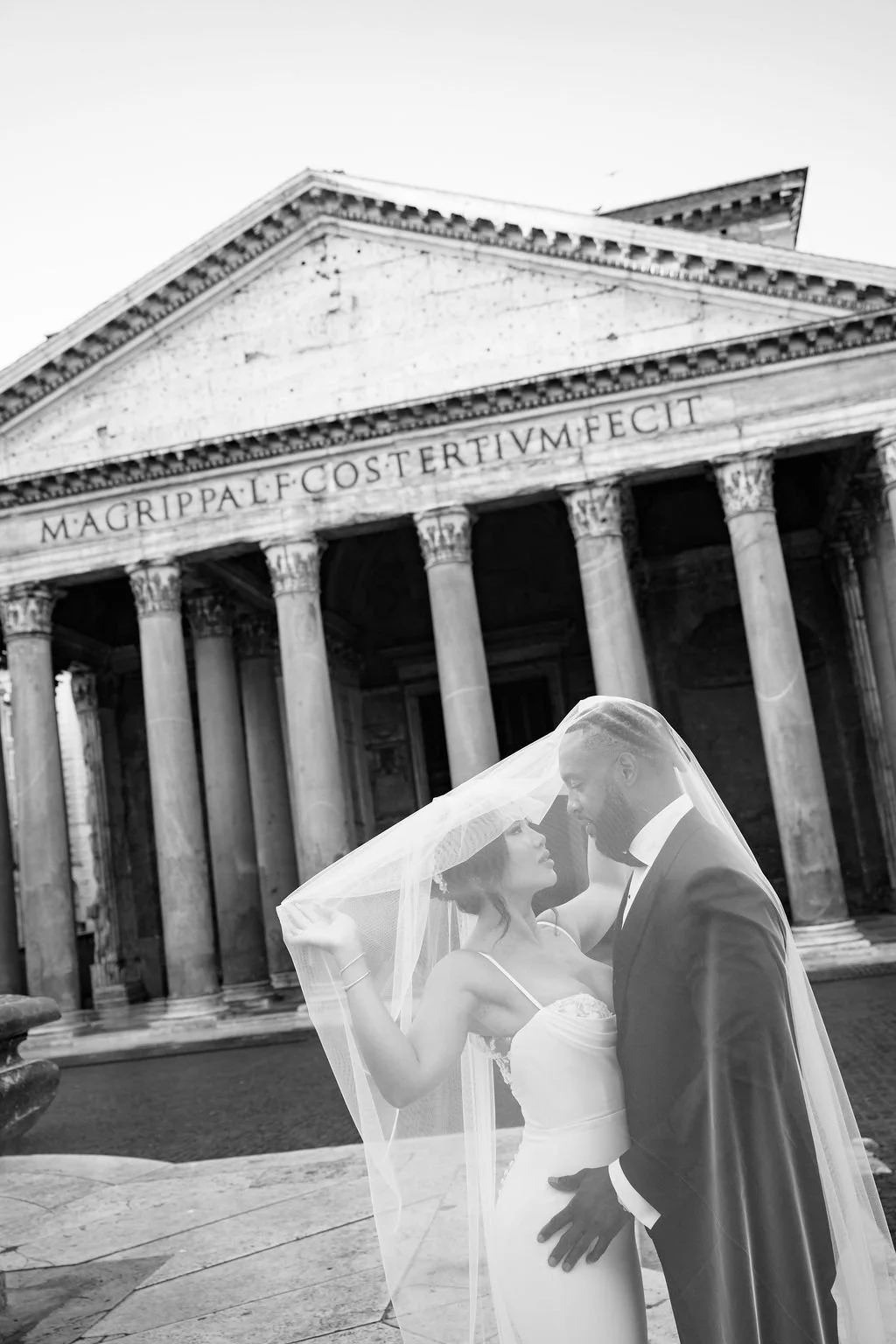 sarapaolucci-bride-and-groom-under-the-veil-in-front-of-pantheon-rome.jpg