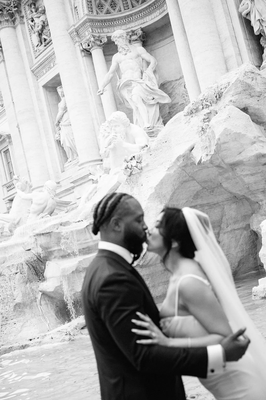 sarapaolucci-balck-and-white-photo-of-bride-and-groom-kissing-in-front-of-trevi-fountain.jpg