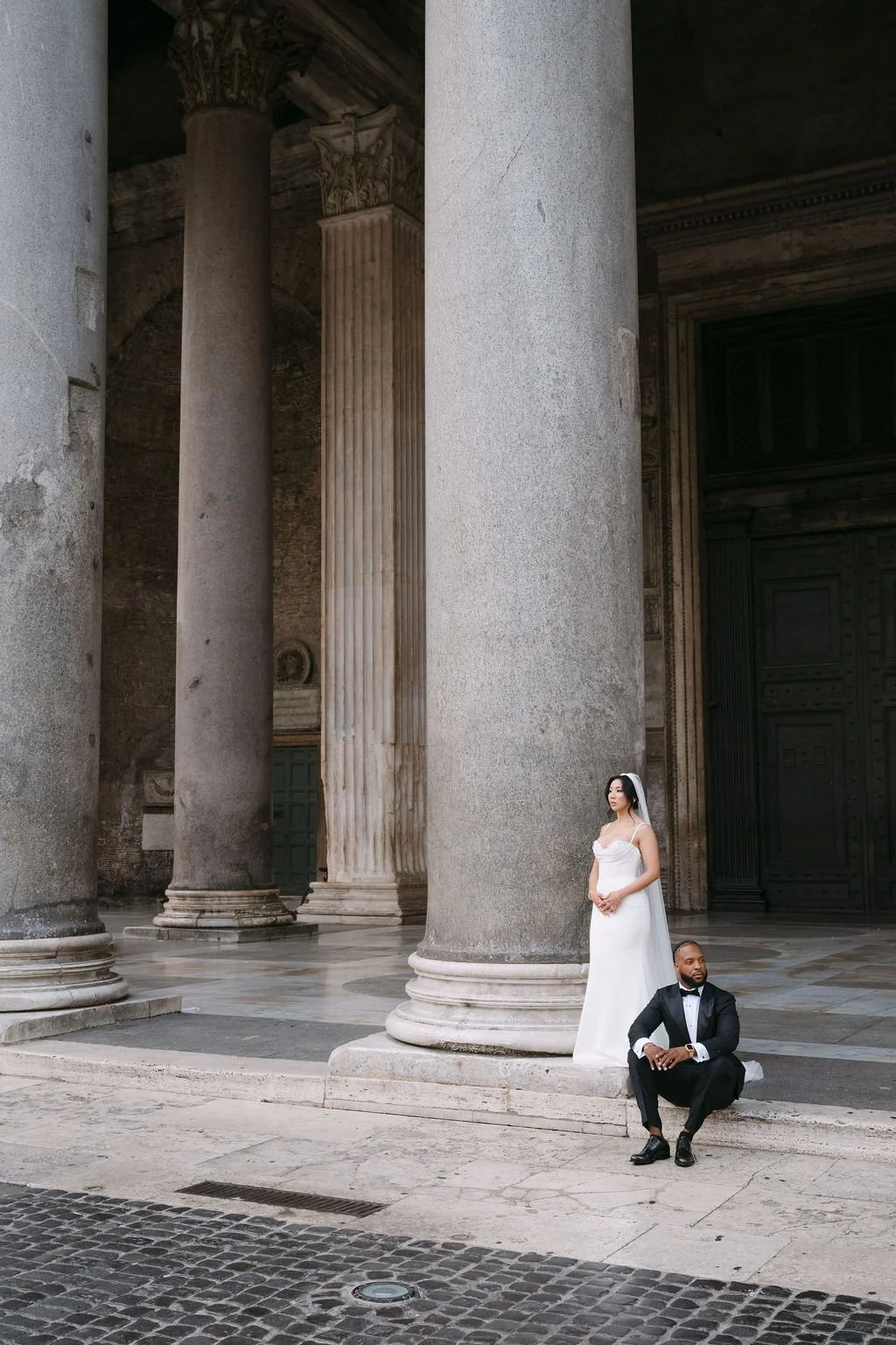 sarapaolucci-bride-and-groom-portrait-in-front-of-pantheon-in-rome.jpg