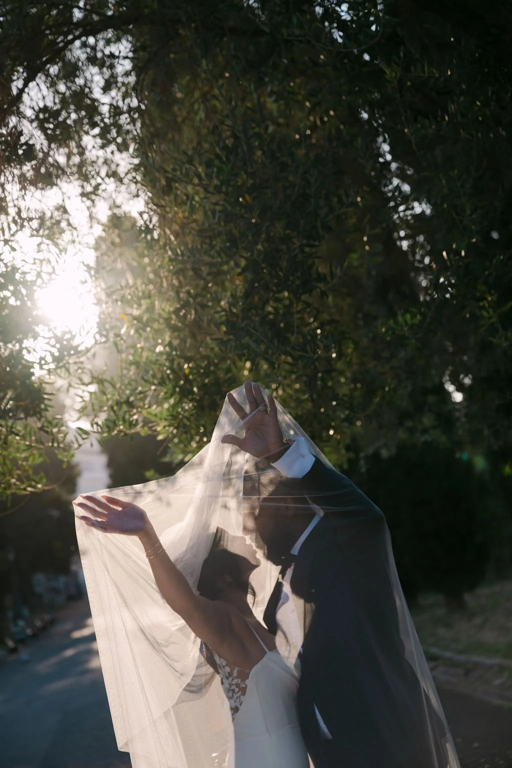 sarapaolucci-bride-and-groom-under-the-veil-getting-closer.jpg