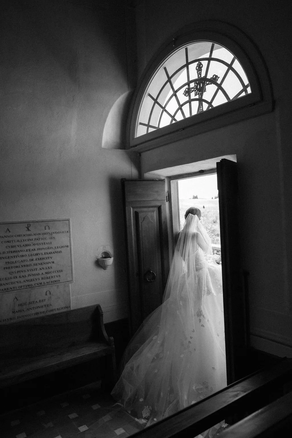 sarapaolucci-bride-waiting-for-the-groom-at-the-church-door.jpg