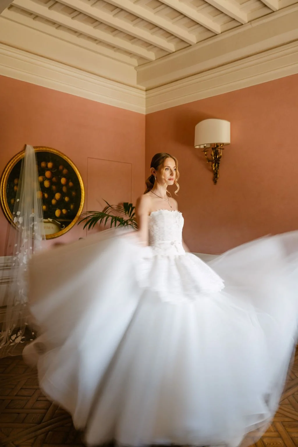 sarapaolucci-bride-moving-her-dress.jpg