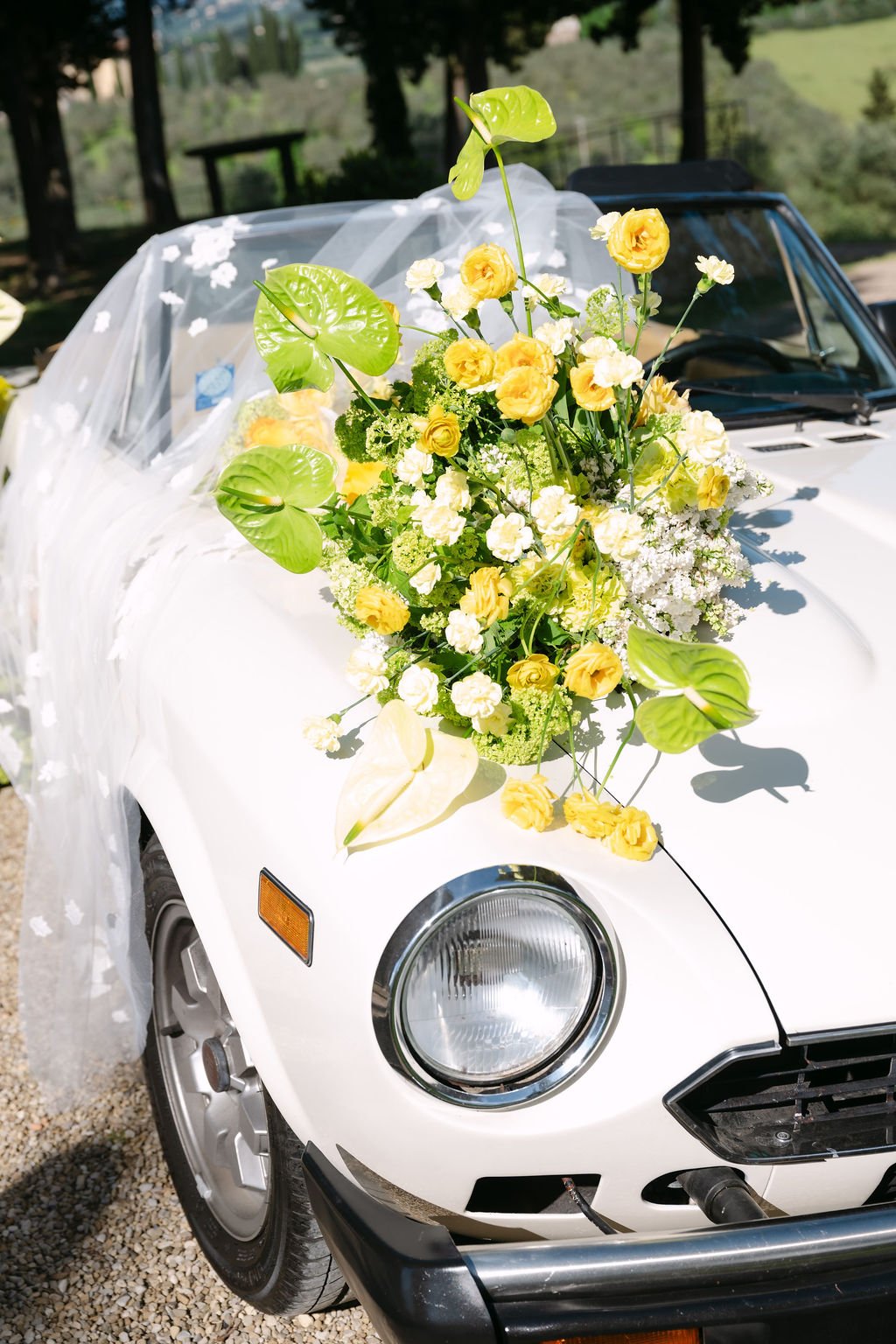 sarapaolucci-flower-decorations-on-a-white-vintage-car.jpg