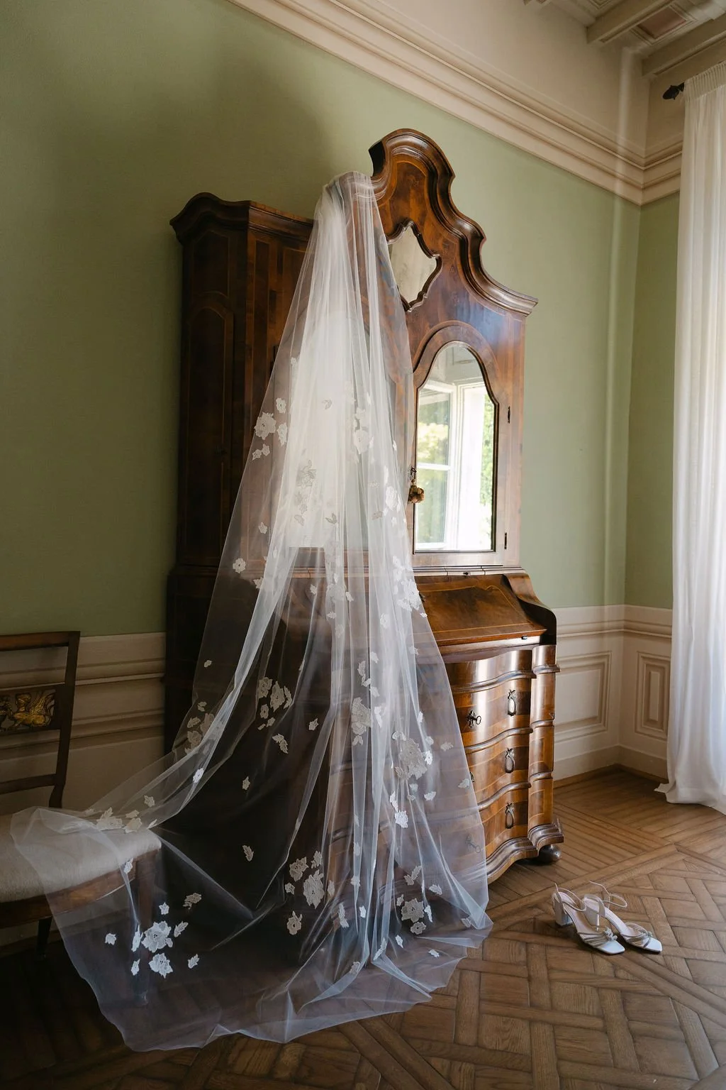 sarapaolucci-bride-veil-and-shoes.jpg