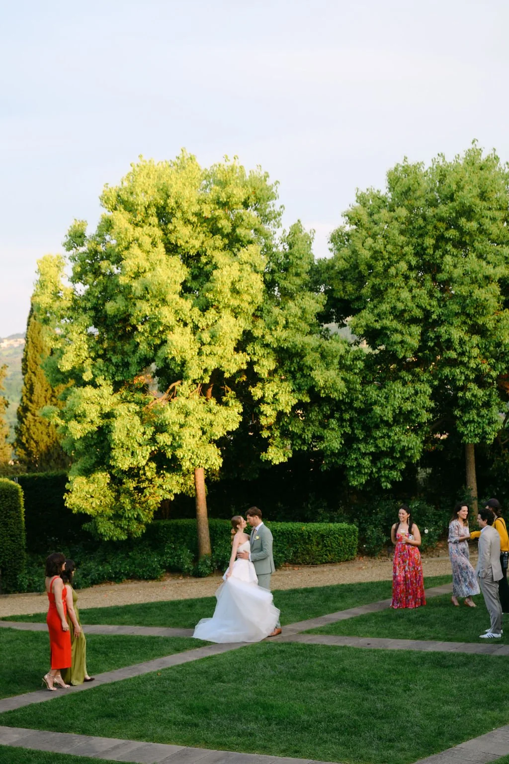 sarapaolucci-bride-and-groom-first-dance-surrounded-by-friends.jpg