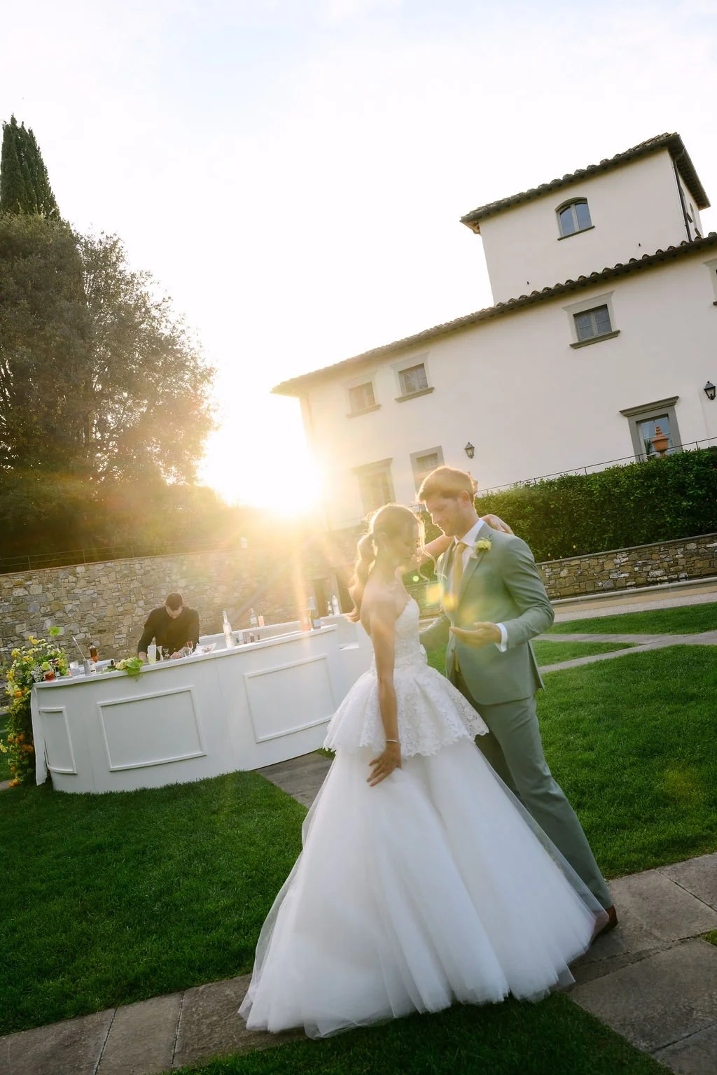 sarapaolucci-bride-and-groom-dancing-with-the-sun-going-down.jpg