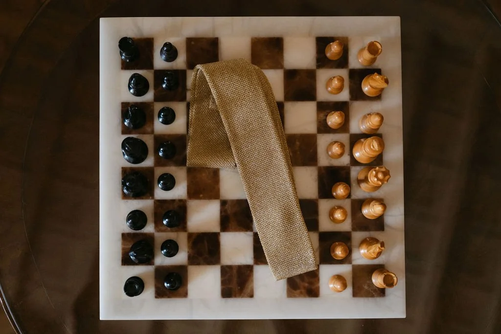 sarapaolucci-groom-golden-tie-on-a-chessboard.jpg