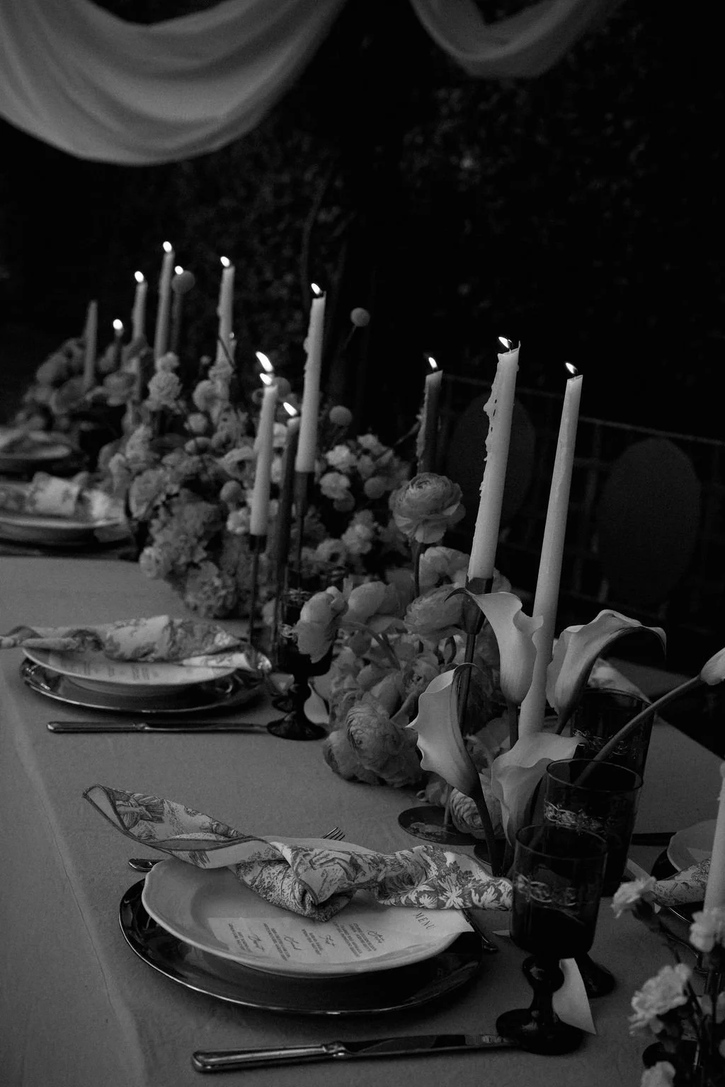 sarapaolucci-table-detail-with-flowers-and-candles.jpg