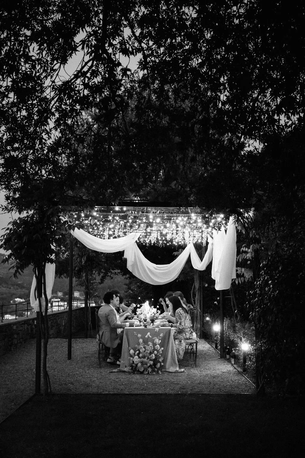sarapaolucci-wedding-dinner-table-with-friends.jpg