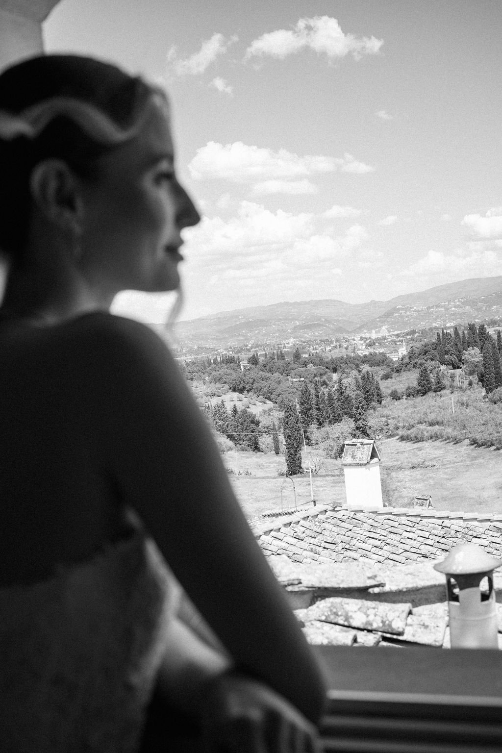 sarapaolucci-bride-looking-outside-the-window.jpg