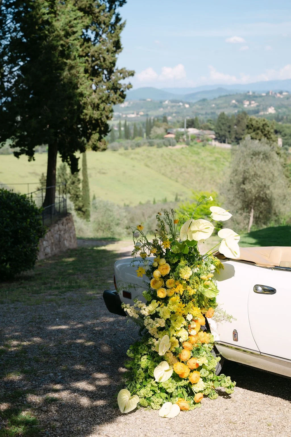 sarapaolucci-flower-decorations-near-vintage-car.jpg
