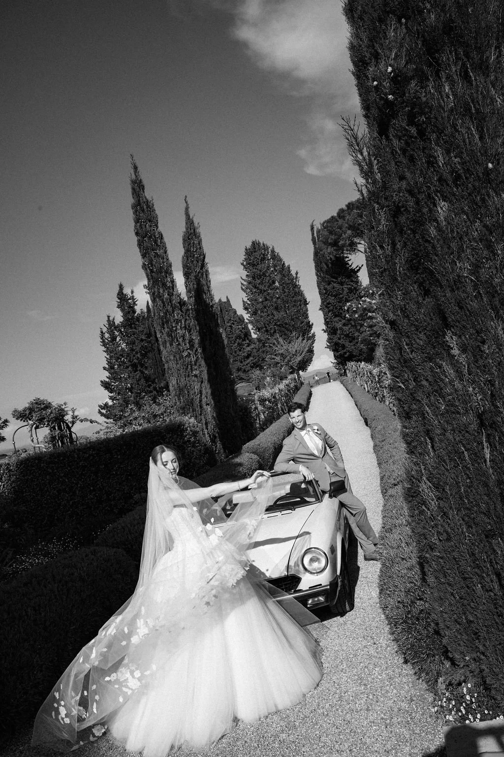 sarapaolucci-bride-and-groom-portrait-in-front-of-vintage-car.jpg