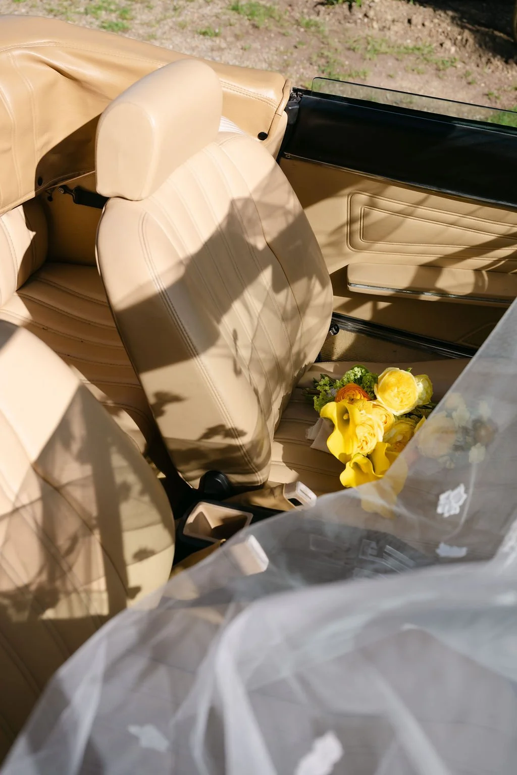 sarapaolucci-veil-and-flowers-inside-vintage-car.jpg