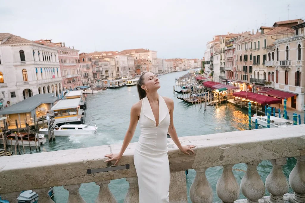 sarapaolucci-bride-portrait-on-rialto-bridge.jpg