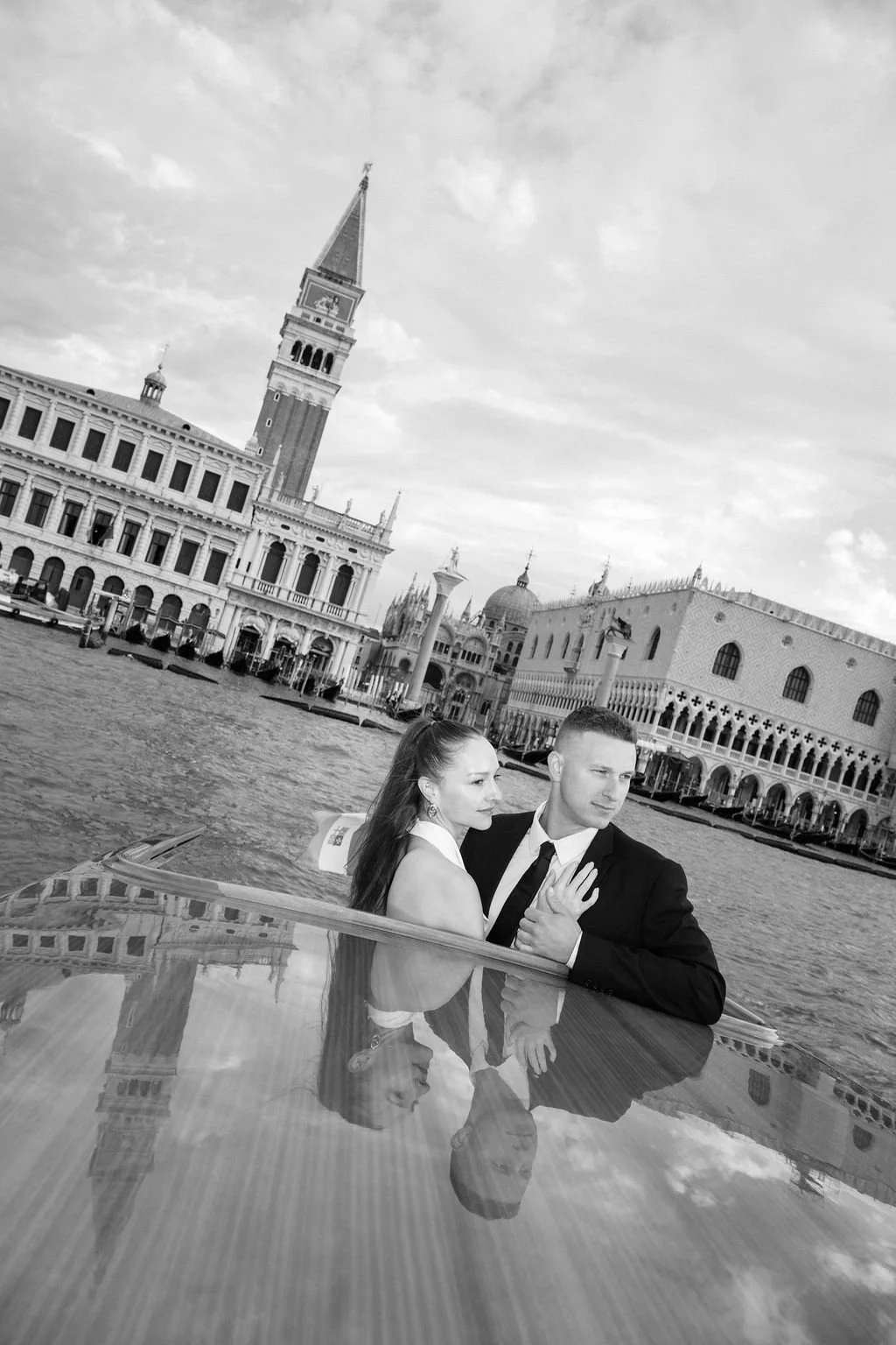sarapaolucci-bride-and-groom-boat-portrait-in-venice-laguna.jpg