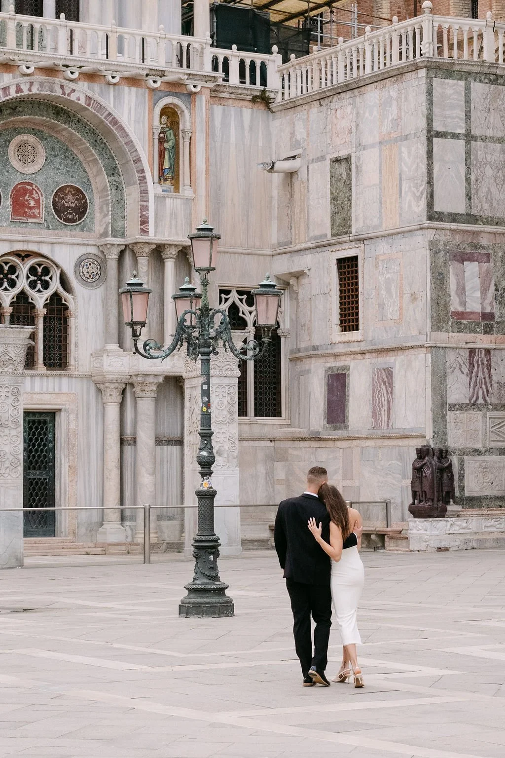 sarapaolucci-bride-and-groom-holding-each-other-on-their-elopement-in-venice.jpg