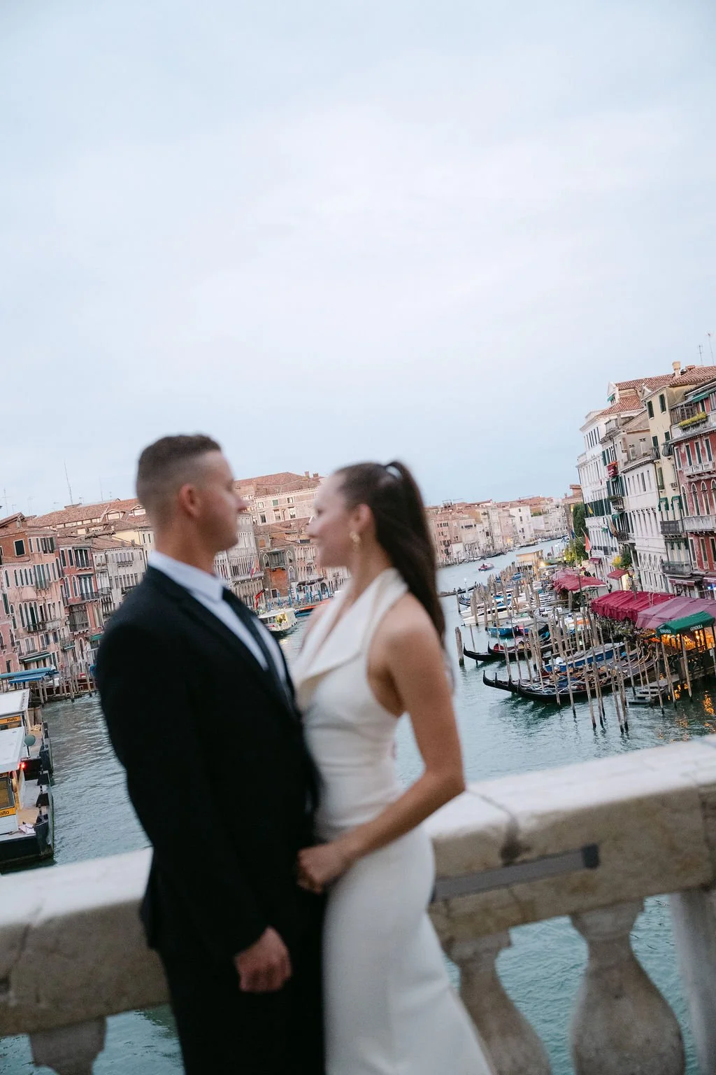 sarapaolucci-bride-and-groom-on-rialto-bridge-venice.jpg