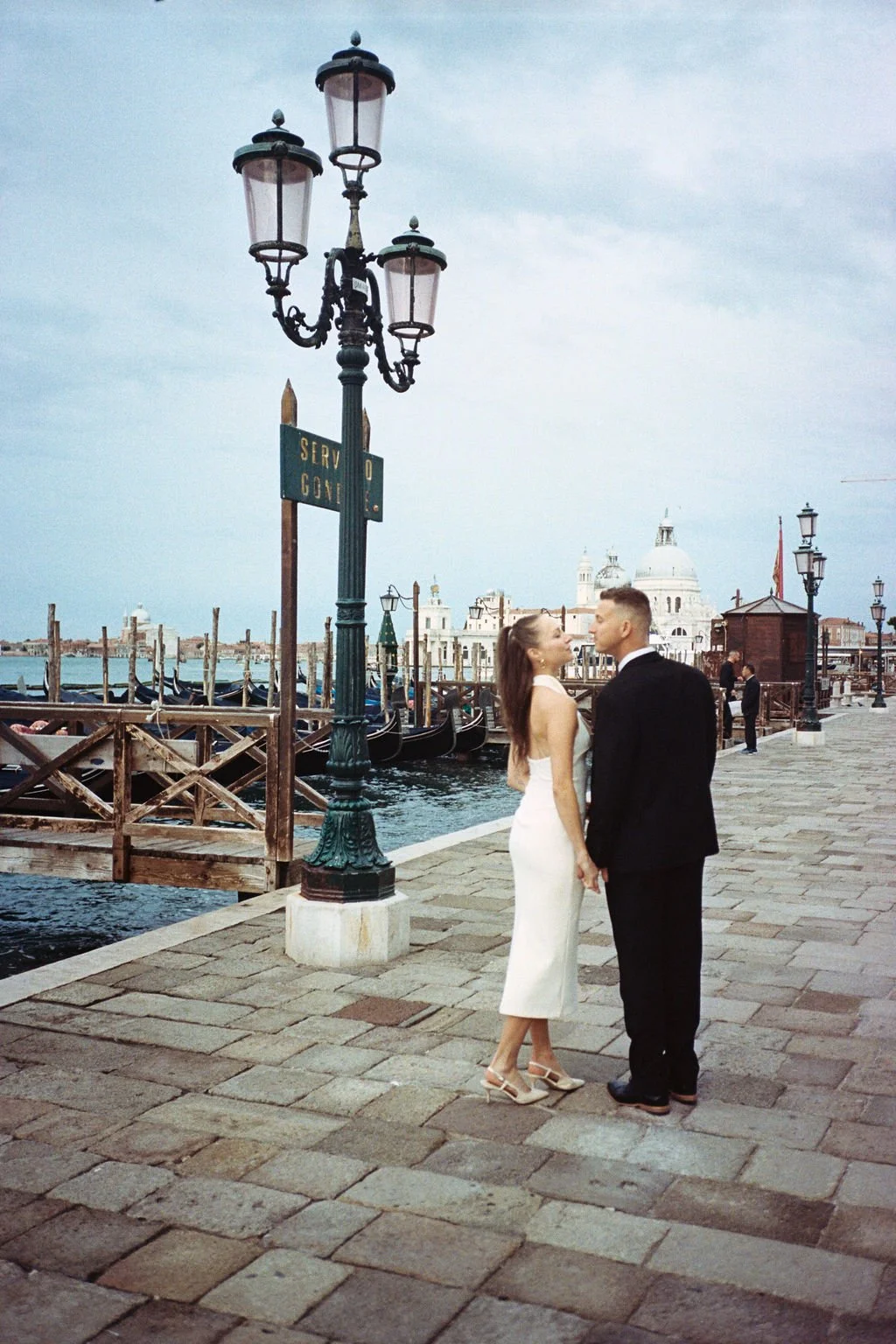 sarapaolucci-film-photo-of-bride-and-groom-walking-near-the-laguna-in-Venice.jpg