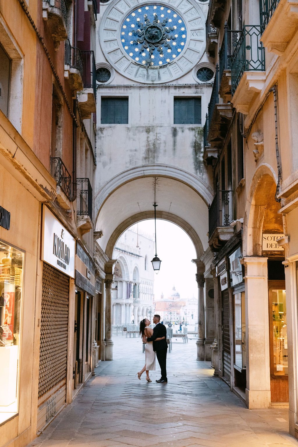 sarapaolucci-bride-and-groom-walking-towards-piazza-san-marco-venice.jpg