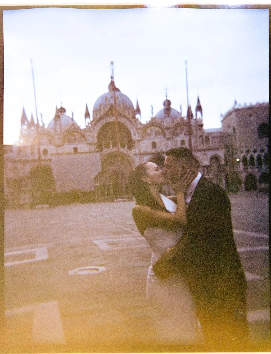 sarapaolucci-film-photo-of-bride-and-groom-kissing-in-piazza-san-marco.jpg