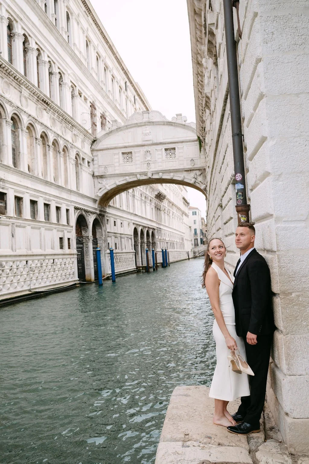 sarapaolucci-bride-and-groom-portraied-in-front-of-ponte-dei-sospiri-in-venice.jpg