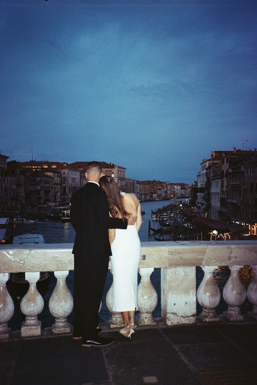 sarapaolucci-night-film-photo-of-bride-and-groom-on-rialto-bridge-venice.jpg