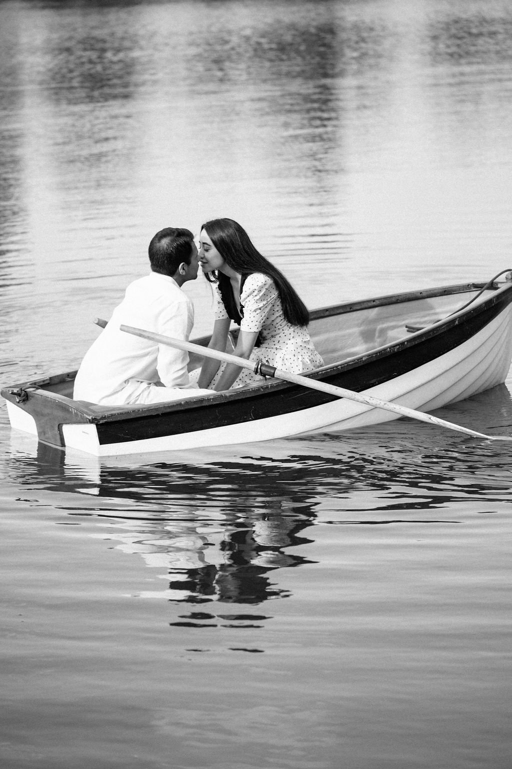 sarapaolucci-couple-kissing-on-the-boat.jpg