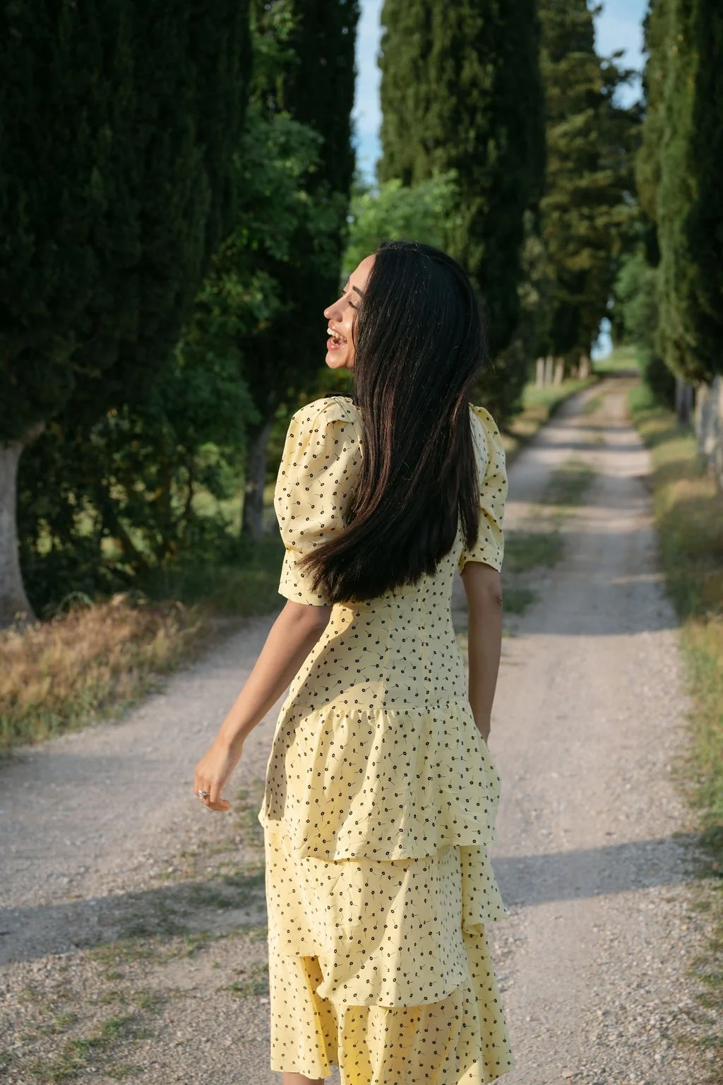 sarapaolucci-woman-laughing-on-her-engagement-day.jpg