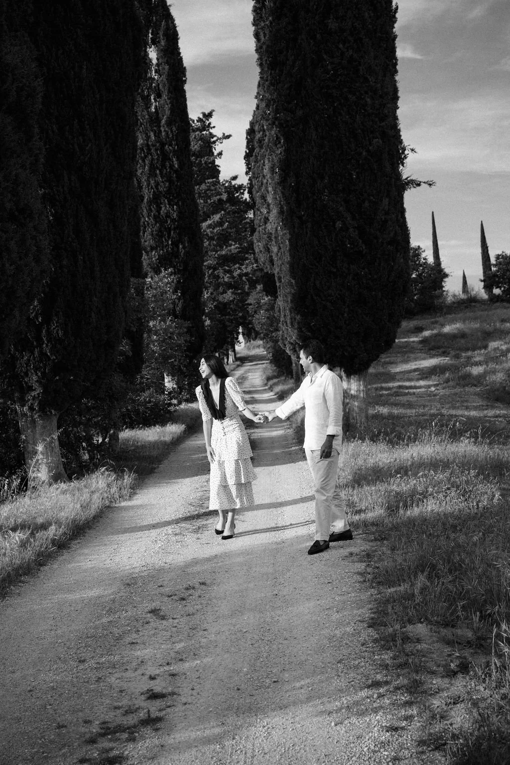sarapaolucci-couple-holding-hands-and-laughing.jpg