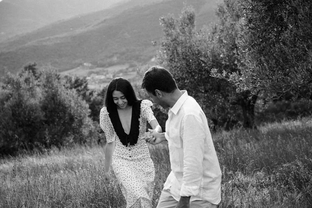 sarapaolucci-black-and-white-portrait-of-an-engaged-couple.jpg