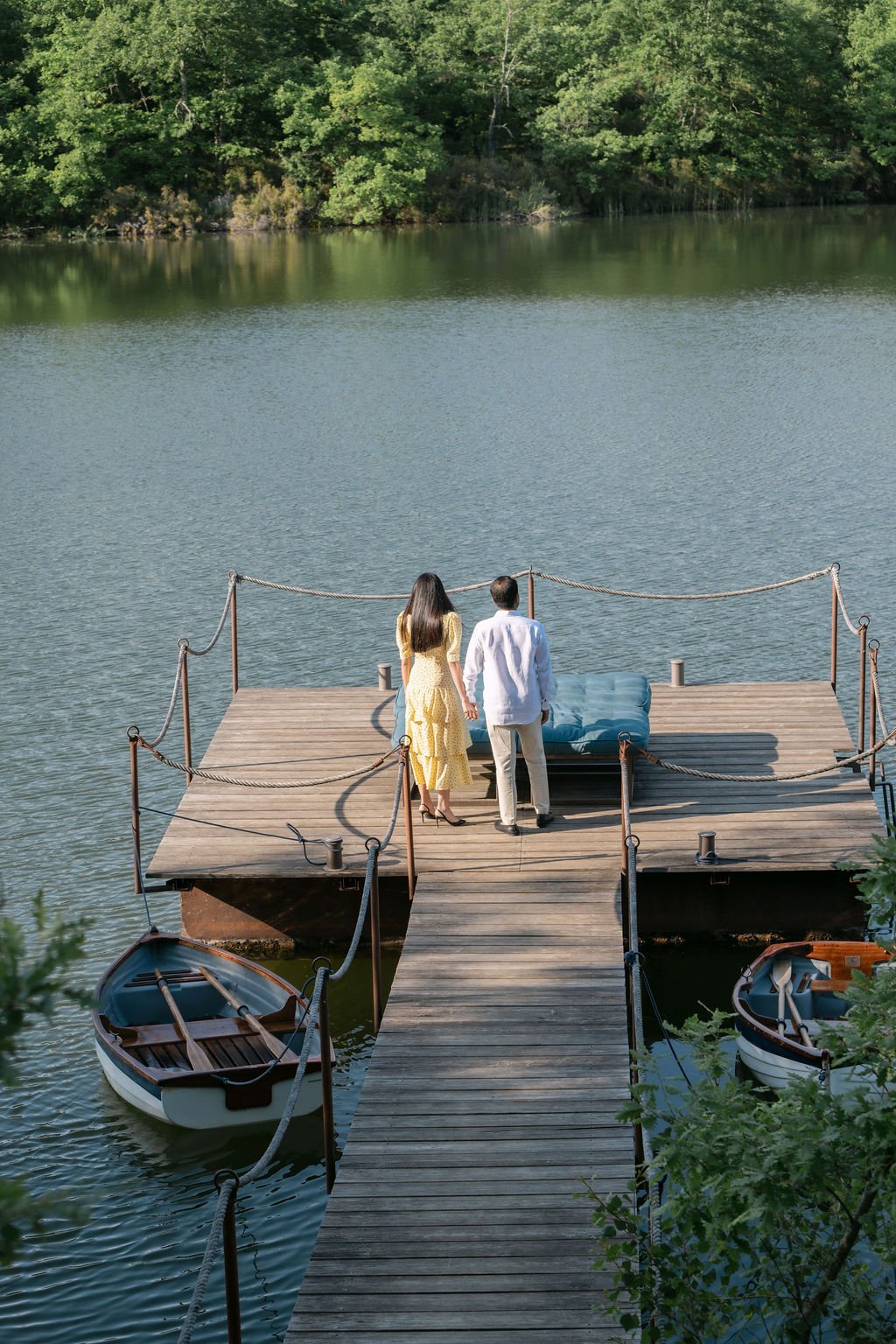 sarapaolucci-couple-looking-at-the-lake.jpg