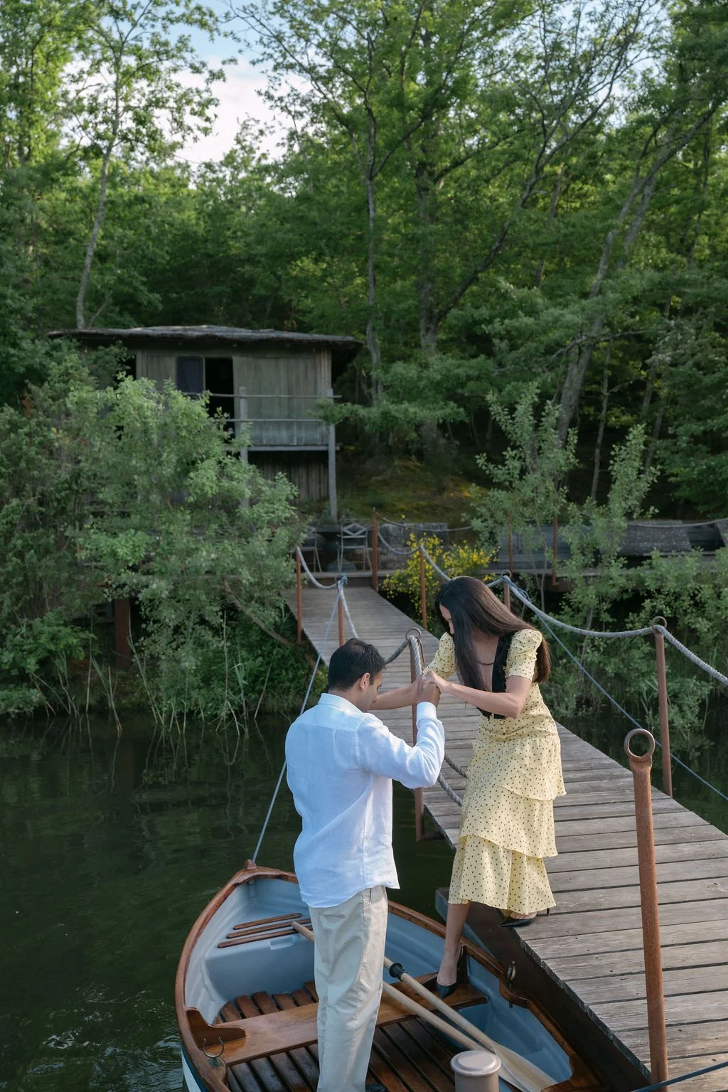 sarapaolucci-man-helping-his-fiancee-jumping-on-the-boat.jpg