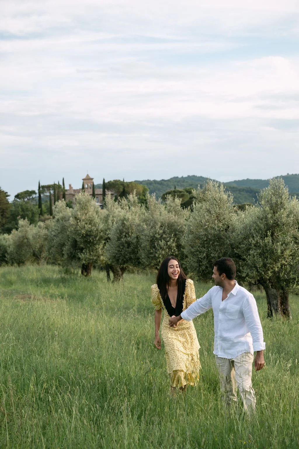sarapaolucci-couple-having-fun-on-a-tuscan-field.jpg
