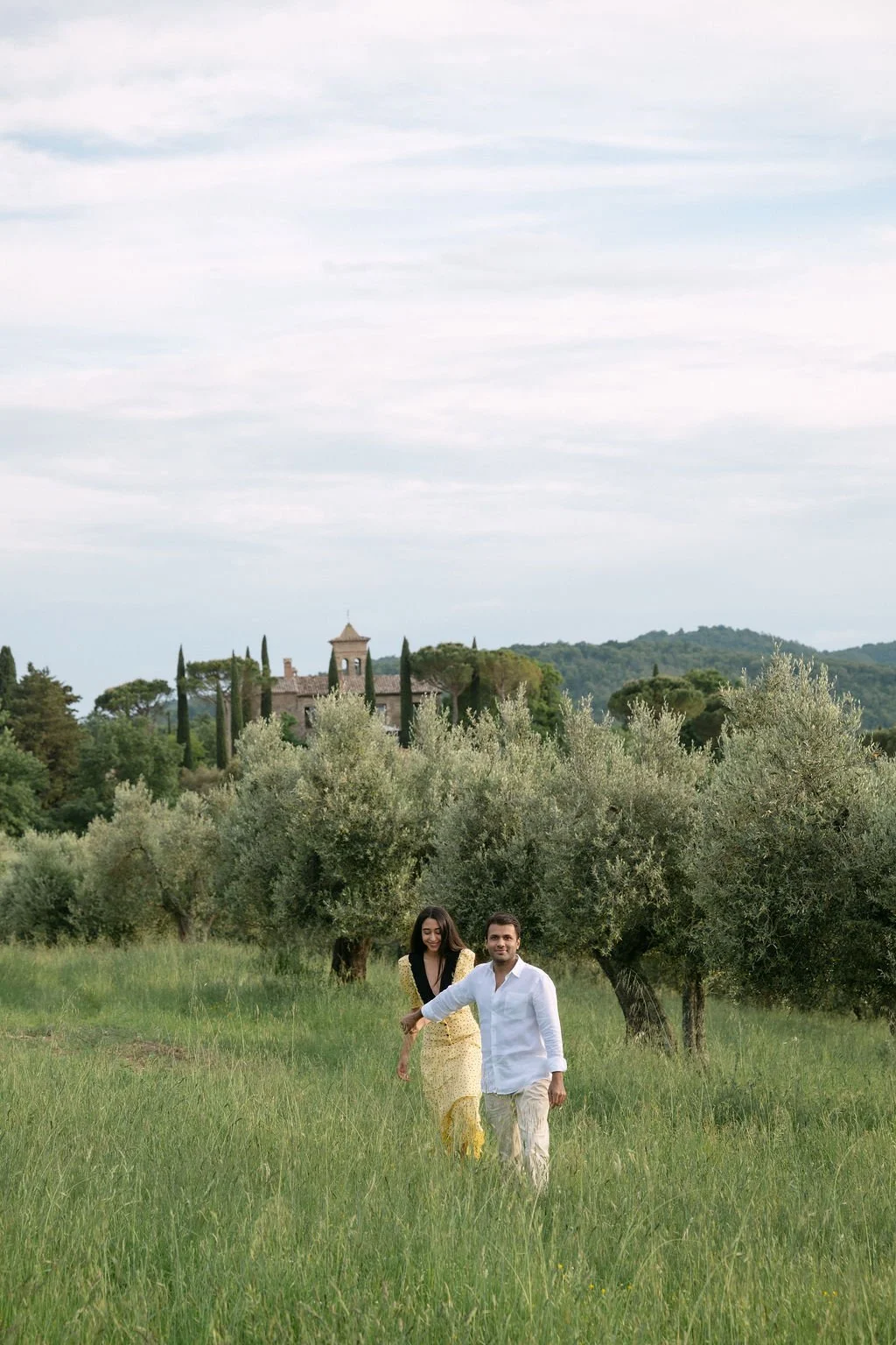 sarapaolucci-couple-walking-on-a-tuscan-field.jpg