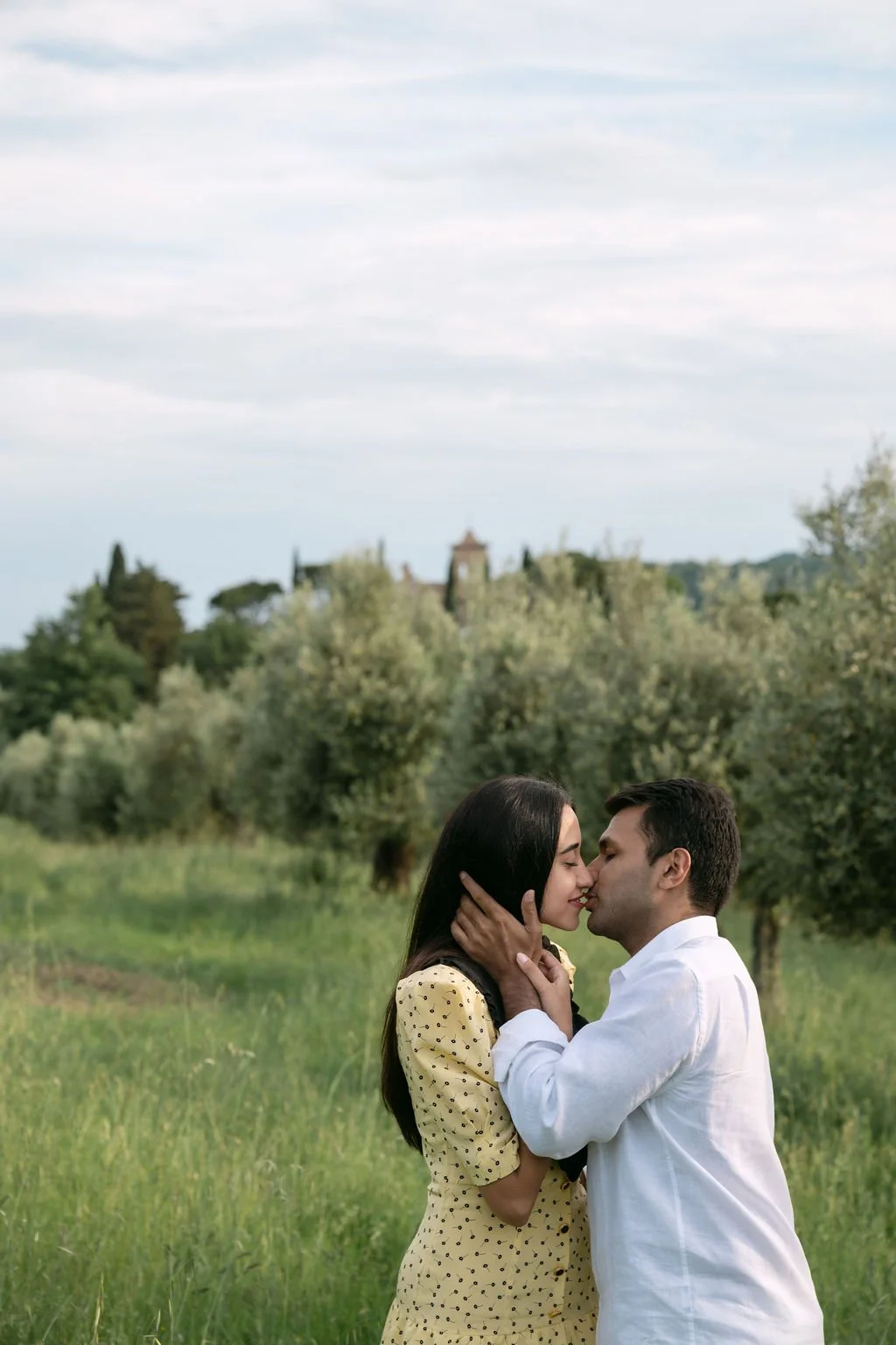 sarapaolucci-couple-kiss-on-a-tuscan-field.jpg