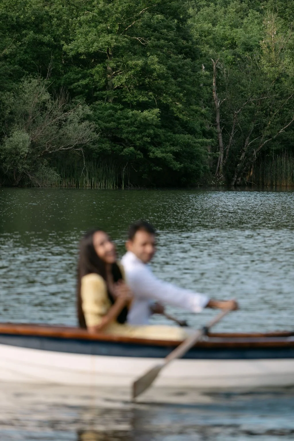 sarapaolucci-out-of-focus-couple-having-fun-on-the-lake.jpg