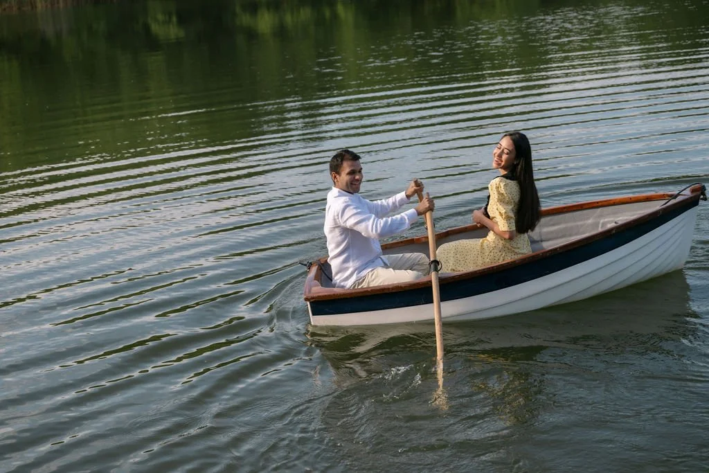 sarapaolucci-couple-rowing-a-boat.jpg