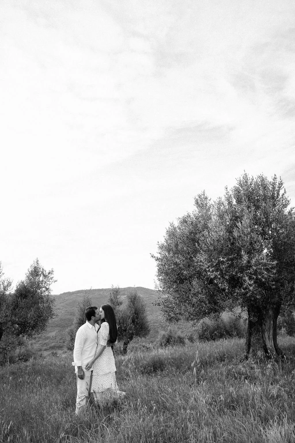 sarapaolucci-couple-kissing-on-a-field.jpg